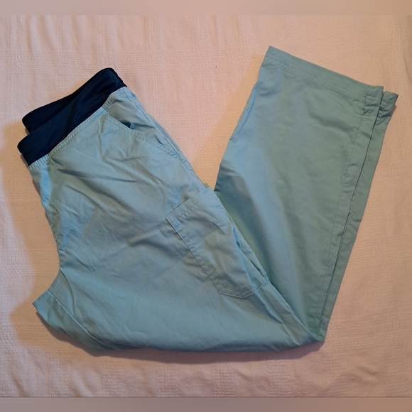 Butter Soft women's size Medium scrub top, Pants are Medium Petit both VGUC - Picture 7 of 11